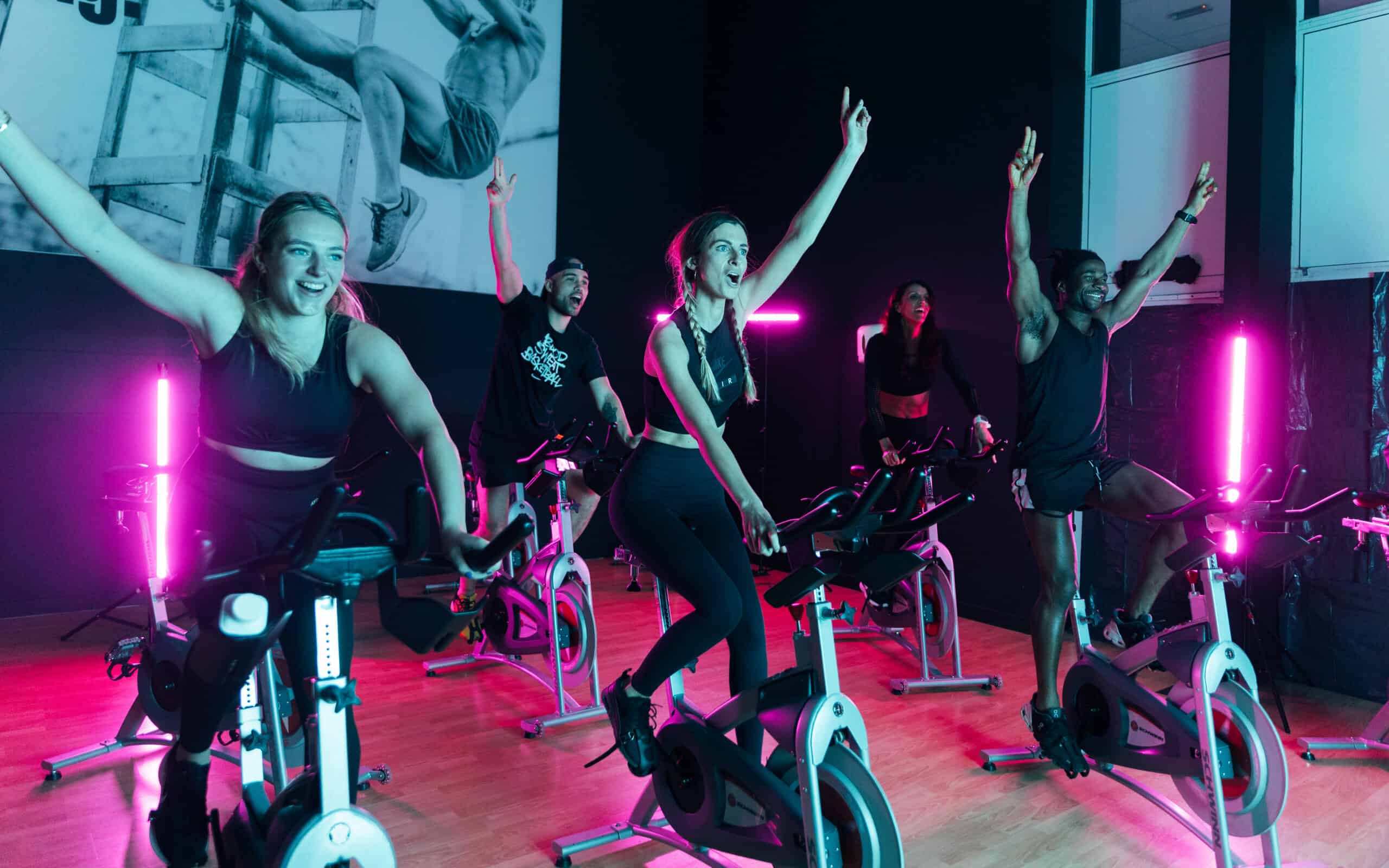 Groepslessen en Spinning Black & White